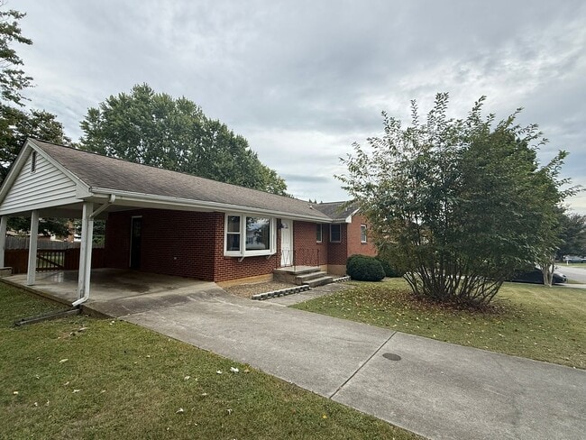 Building Photo - 3 Bedrooms, 1.5 Baths, Ranch in North Roan...