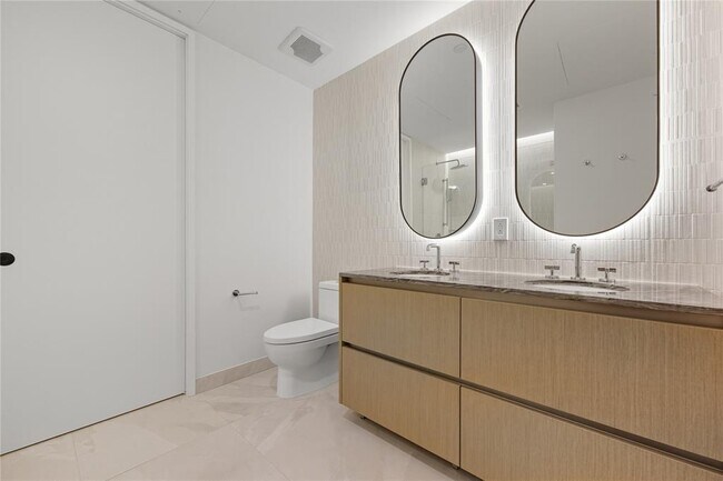 Building Photo - 610 Davis St