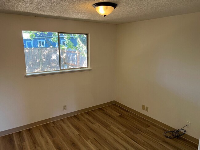 Building Photo - 2 Bedroom 1 Bathroom Duplex in Springfield
