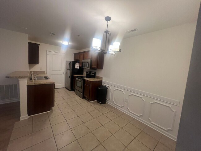 Building Photo - Central Wilmington, ground floor end unit, large 2 BR with porch(The Gardens)