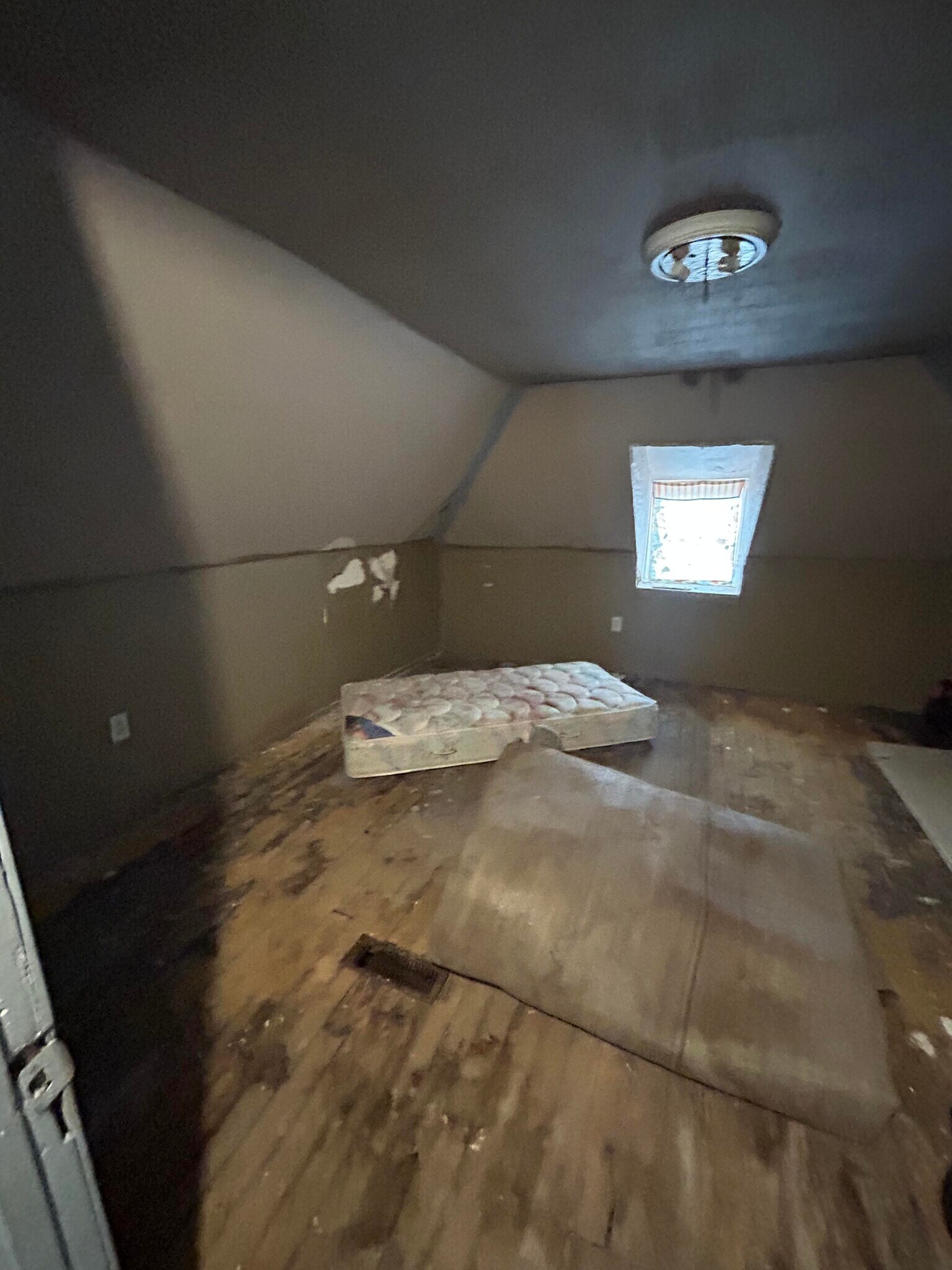 Building Photo - 5470 Plover Ave