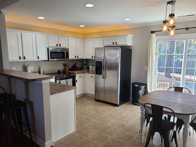 Building Photo - 3 Bedroom, 2 bath home located in The Land...