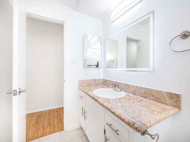 Building Photo - Modern 1-Bedroom Apartment in Prime Sherman Oaks