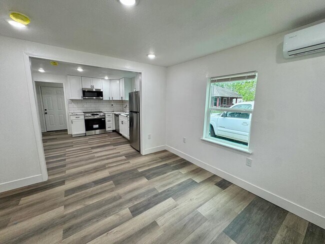 Building Photo - 1704 Dalhart St