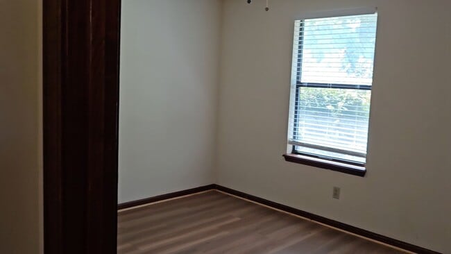 Building Photo - $1195 - 2/2 -Jefferson Square - Updated Unit!