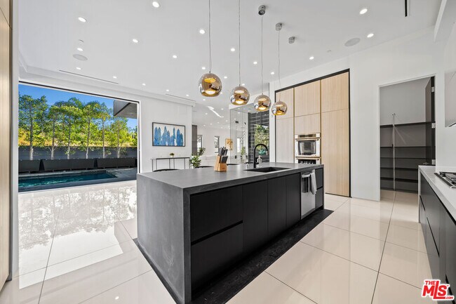 Building Photo - 4458 Mammoth Ave