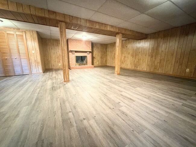 Building Photo - 919 Sandusky Dr