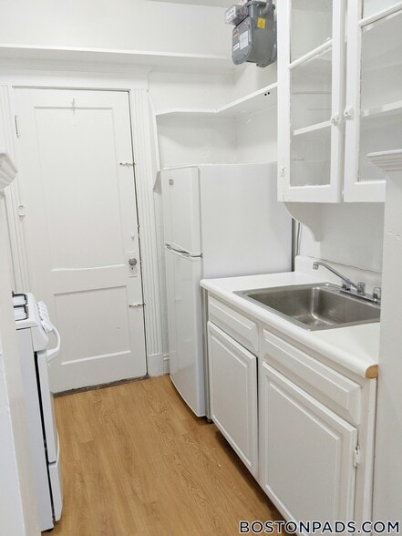 Building Photo - 235 Park Dr