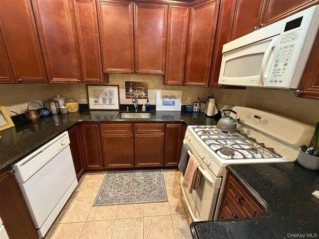 Building Photo - 117 Pond View Dr