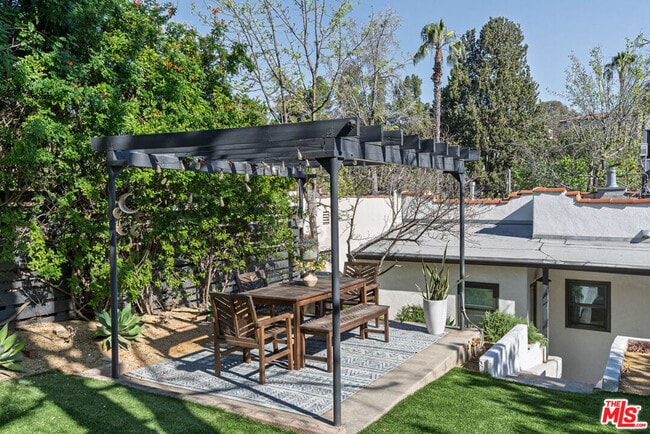 Building Photo - 4870 Stratford Rd