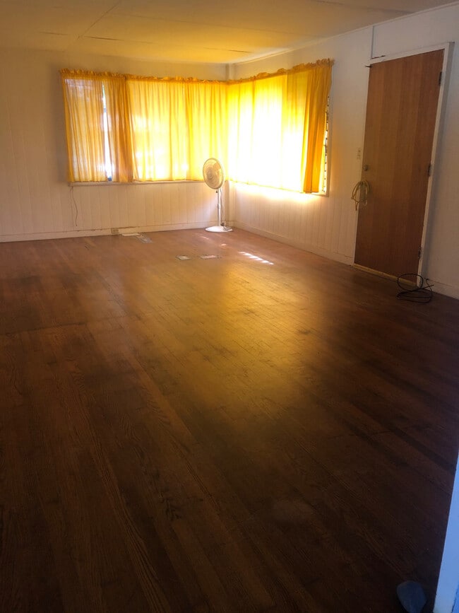 Building Photo - Single Family Home with large yard