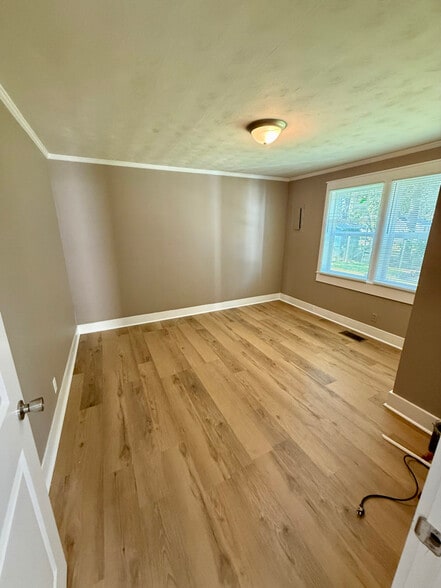 Building Photo - 1105 E 5th St