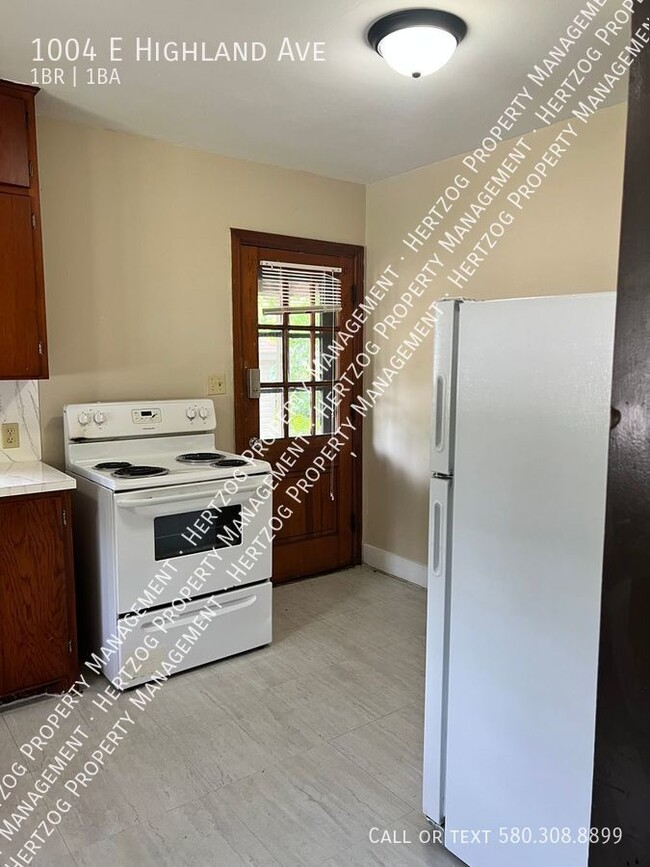 Building Photo - Cozy 1 Bedroom Duplex in Ideal Location!