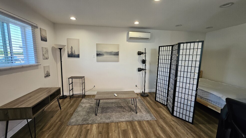 Building Photo - 6241 Bellaire Ave