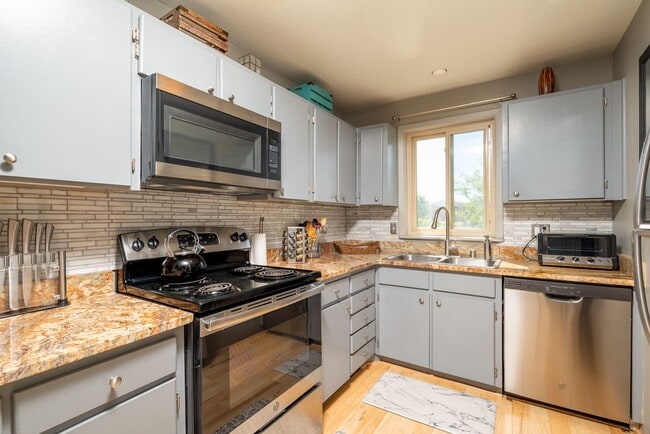 Building Photo - Fully Furnished 2 Bedroom Available Now!