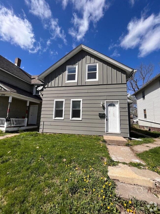 Building Photo - 3 Bedroom 1 Bath House in Davenport!