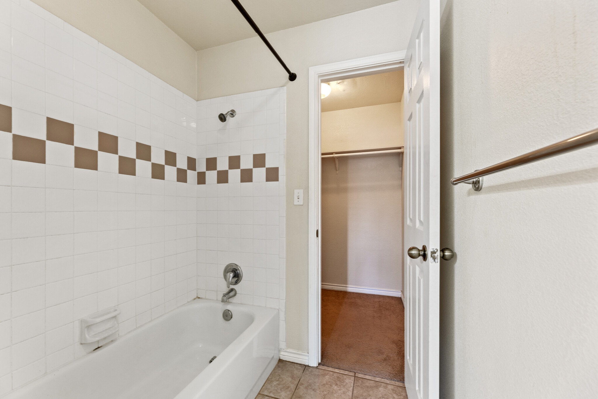 Building Photo - 100 Sendero Dr