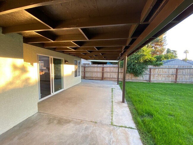 Building Photo - Gorgeous 3 BD 2 BA remodeled home availabl...