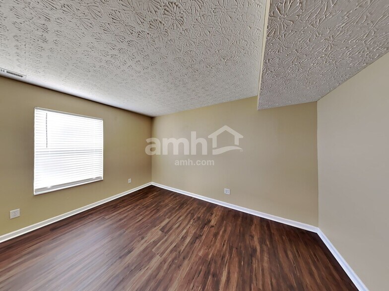 Building Photo - 372 Thompson St