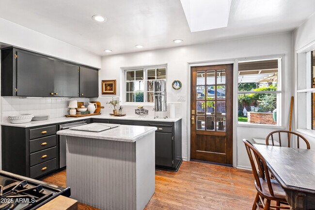 Building Photo - 4631 E Pinchot Ave