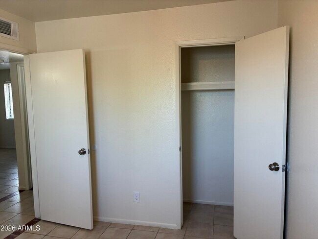 Building Photo - 1349 E Sahuaro Dr