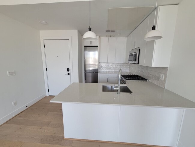 Building Photo - Gorgeous and Affordable Condo