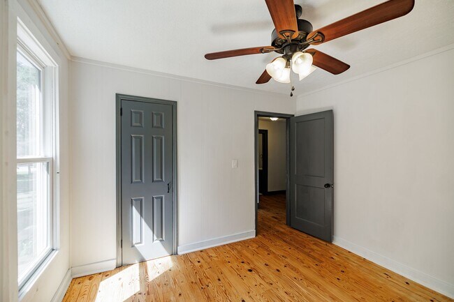 Building Photo - Beautiful Ranch Home in Prime Jefferson Location – Pet Friendly!