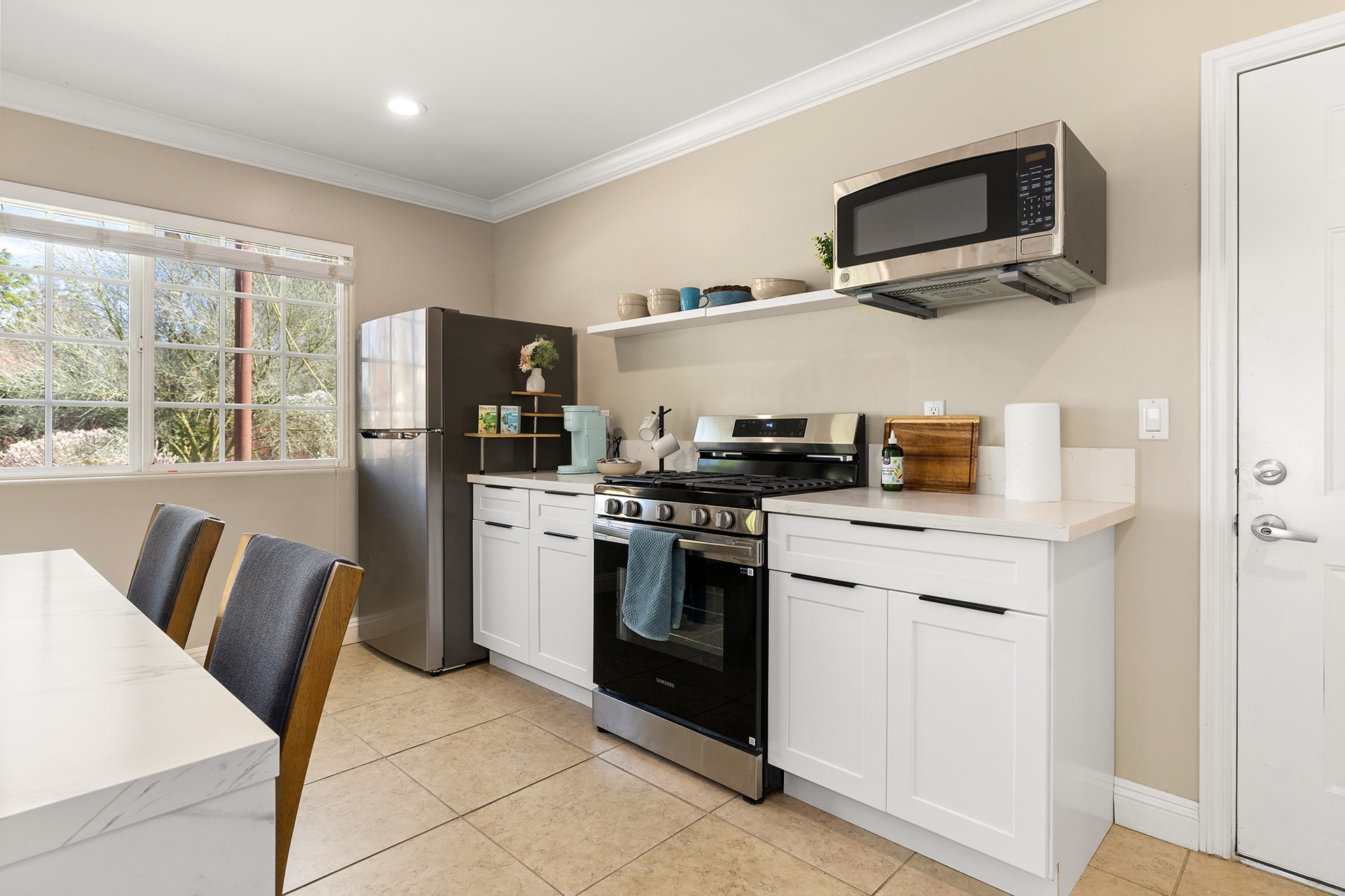 Building Photo - 23018 Oxnard St