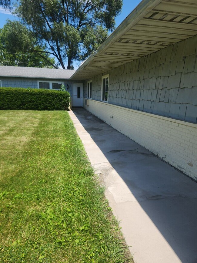 Building Photo - 1124 Lake Forest Dr