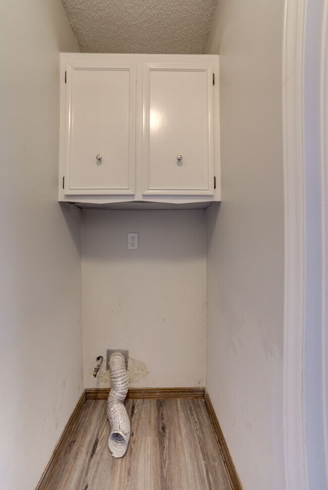 Building Photo - Newly renovated 3 bed / 2 Bath in Tulsa! Available Mid June!
