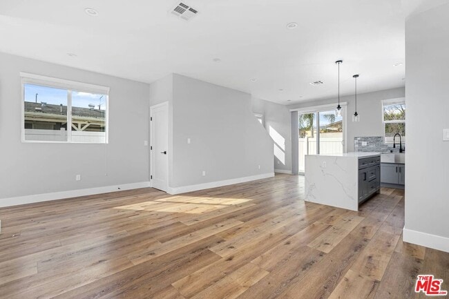Building Photo - 3113 Hollydale Dr