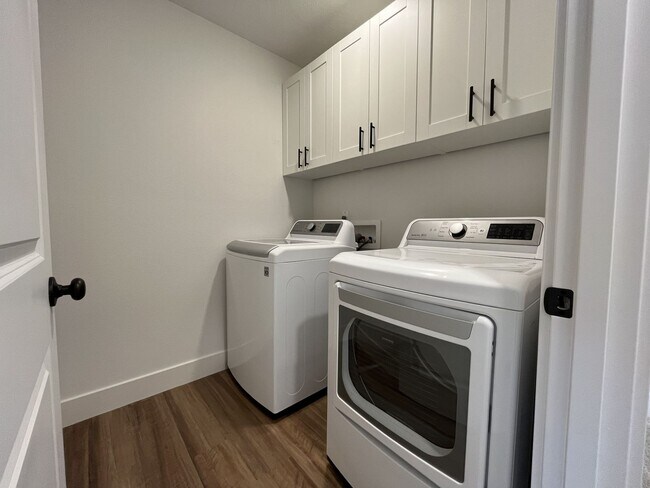 Building Photo - Modern 2022-Built 3-Bedroom Home with Open Layout, Entertainer’s Kitchen. Near Parks & Playgrounds