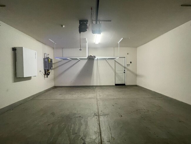 Building Photo - Comfortable & Convenient Living in the Hea...