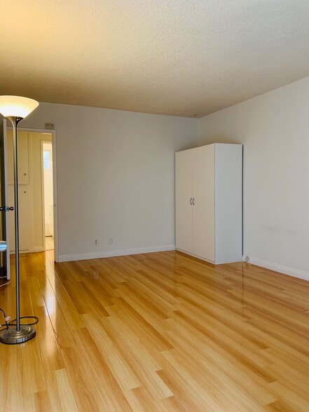 Interior Photo - 1626 Barry Ave