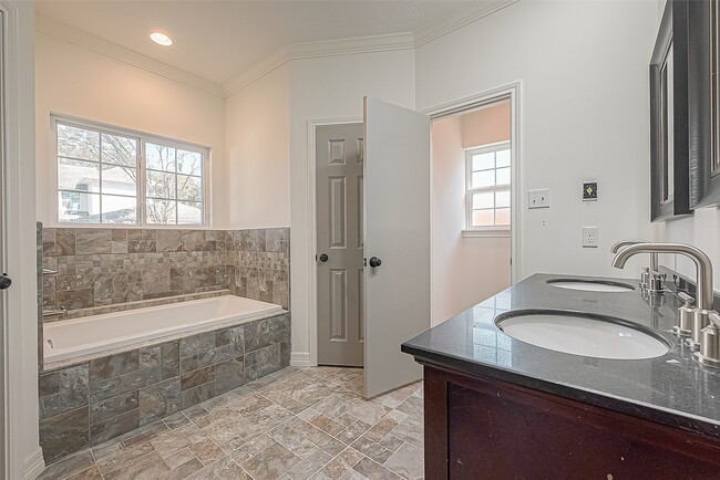 Building Photo - 1015 Sugar Lakes Dr
