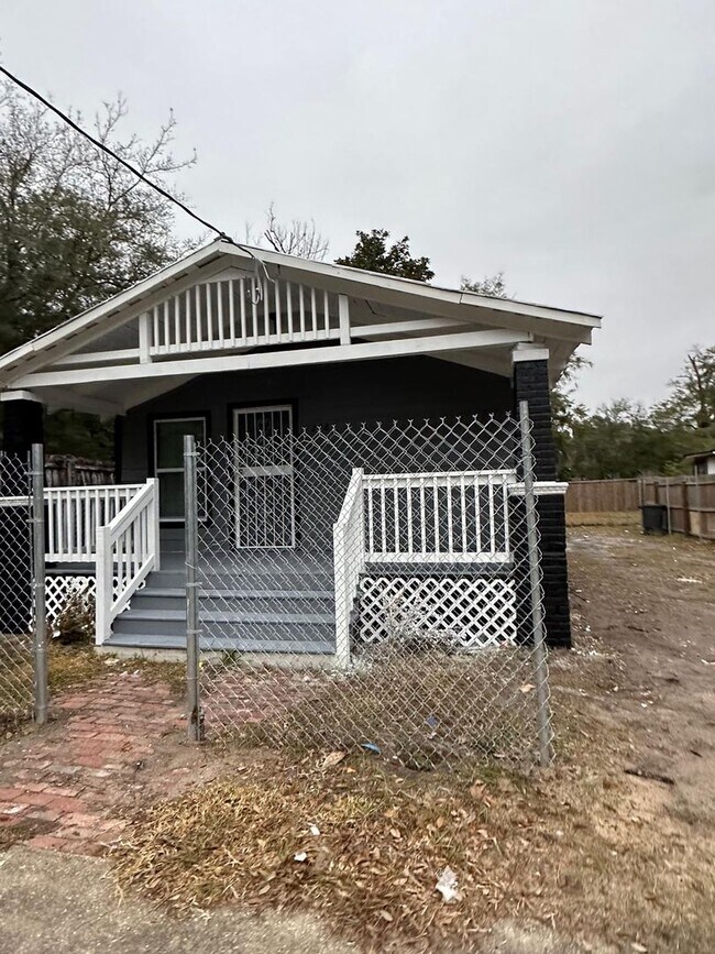 Building Photo - Fully Renovated 3/1 Single Family House Av...