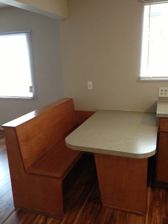 Building Photo - 4224-4224 N Commercial Ave