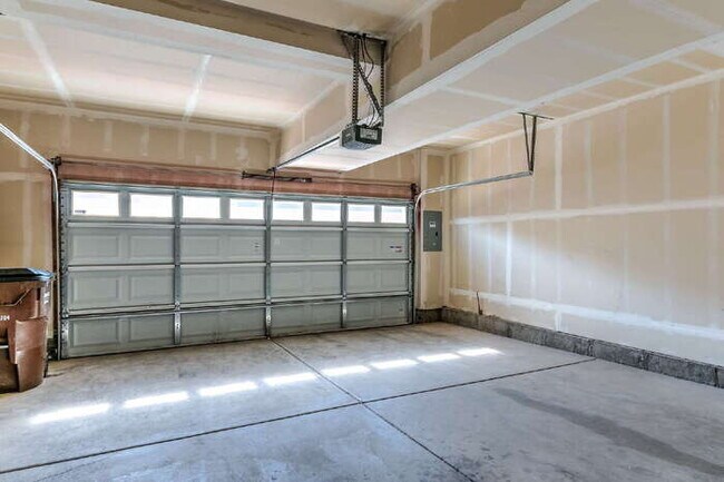 Building Photo - $1900 in Savings – Rent-Free December  // ...