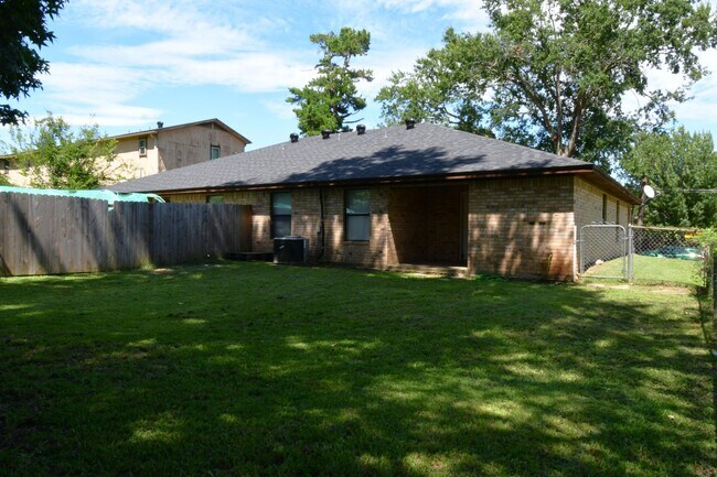 Building Photo - 2529 Westminster Dr