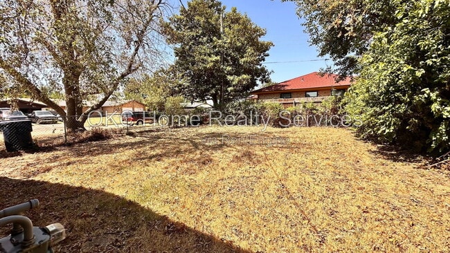 Building Photo - 8417 S Villa Ave