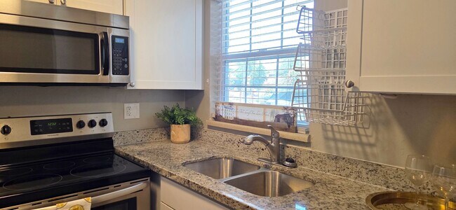 Building Photo - ? MUST SEE! 2-Bedroom in Prime Location ?