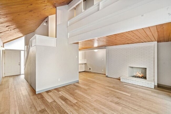 Building Photo - Beautiful 1x1 Rustic-Style Apartment