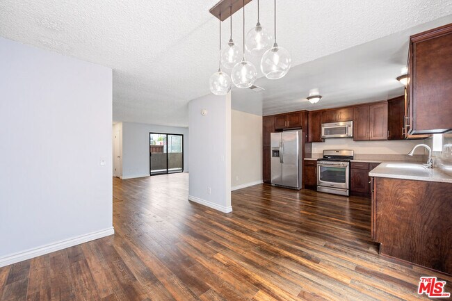 Building Photo - 1425 Centinela Ave