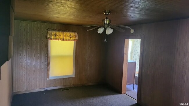 Building Photo - RICHVIEW, IL - Wood Sided Bungalow with garden shed, new roof and minutes to I-64  - $699 MONTH /...