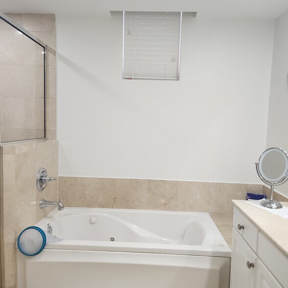 MASTER BATHROOM HOT TUB - 357 Almeria Ave