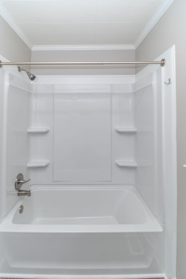 Building Photo - ADORABLE Renovated 3 BR | 1 BA Home in Gol...