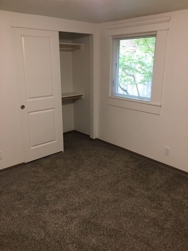 Building Photo - Gorgeous Recently updated 3 bed House Just Blocks from Campus!