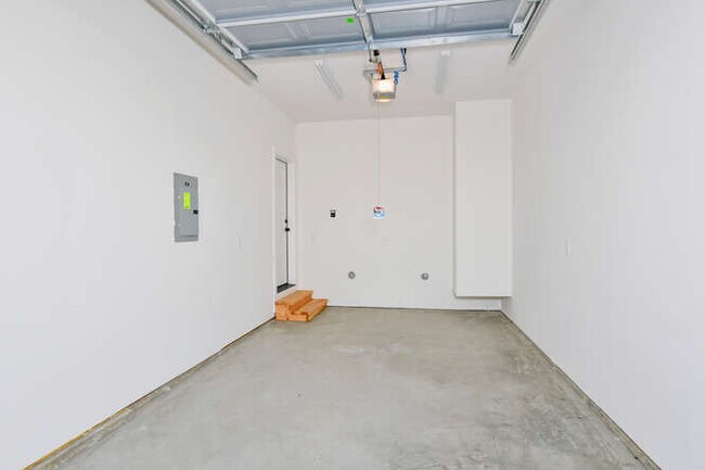 Building Photo - 519 N Creative