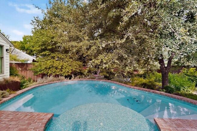 Building Photo - Gorgeous 2/2 Bungalow with Private Pool