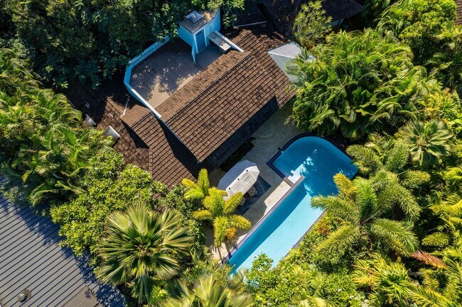 Building Photo - Beautiful Furnished, 2 Bed, 3 Bath, Gated ...